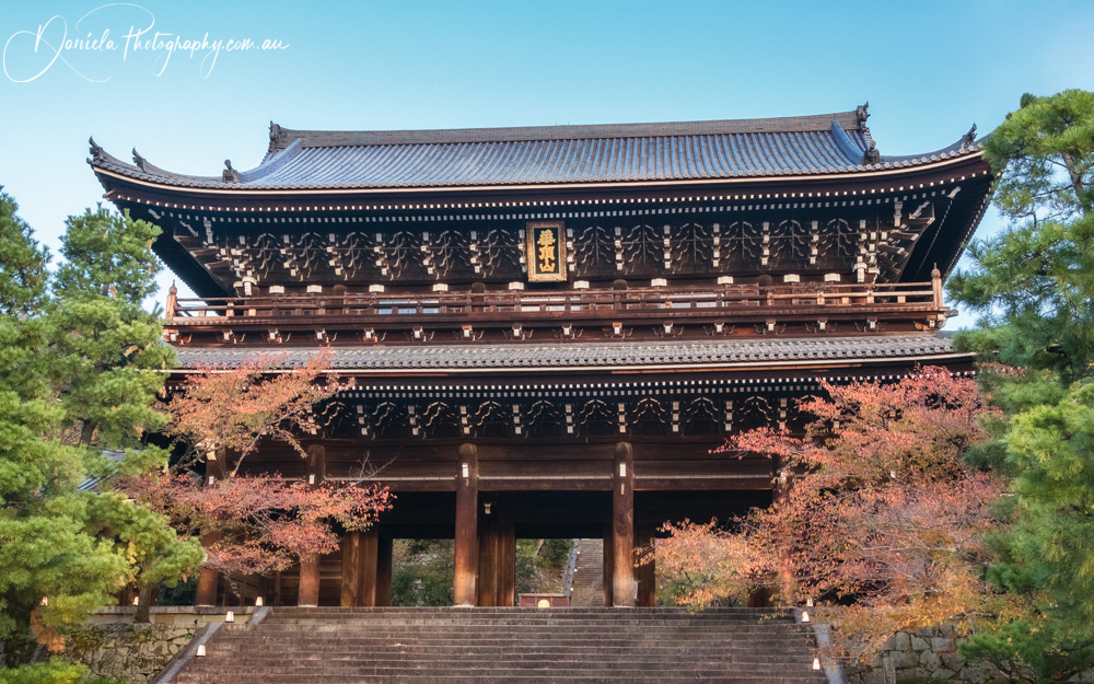 Kyoto Chion in Sanmon Buddhist Temple in autumn
